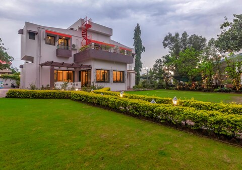 StayVista | Fairfield Villa w/ Lawn & Mountain View