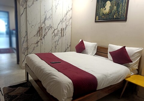 Hotel Amazing House Sec 11 Near DTU University