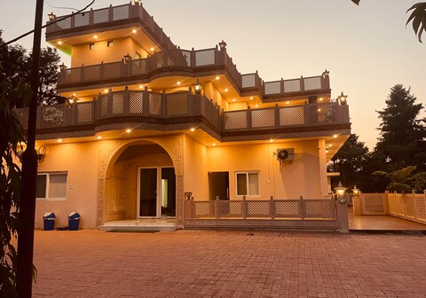 Rajwada Palace
Luxurious 7 bhk property