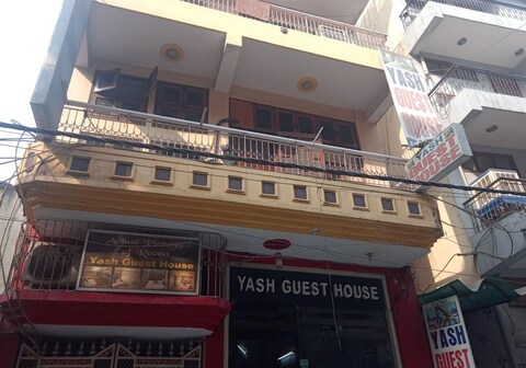 Yash Guest House  @ 01 Minute walk in Nizamuddin Railway Station