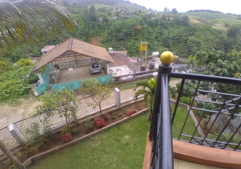 New Hill Valley FamilyStay with Hill View 1km from Madikeri Central