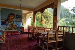 Mozo Inn and Cafe Jibhi, Banjar Mozo Inn and Cafe Jibhi, Banjar