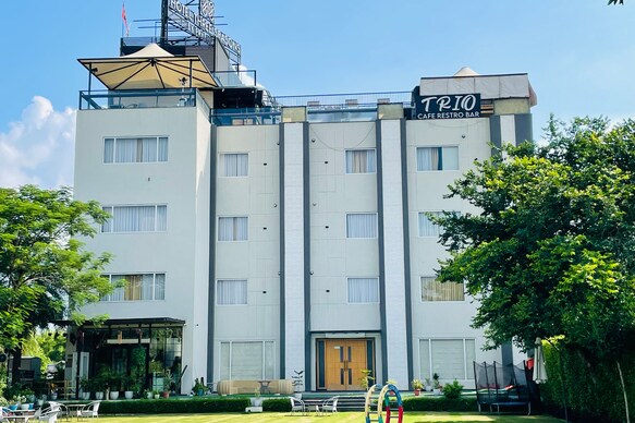 Hotel Three Seasons