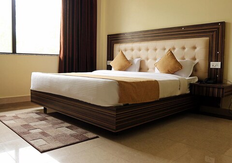 HOTEL TRIHARI (3 minutes drive to JANKI BRIDGE)