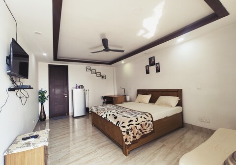 Rooftop Apartment Modern Room with Bathtub