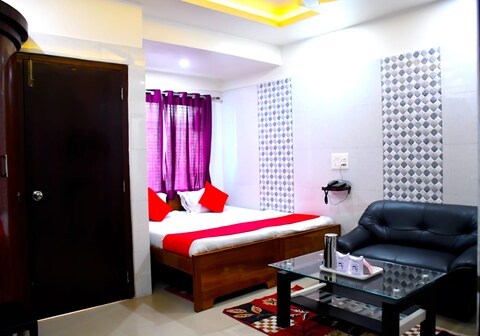HOTEL JONAKI AND FAMILY RESTAURANT