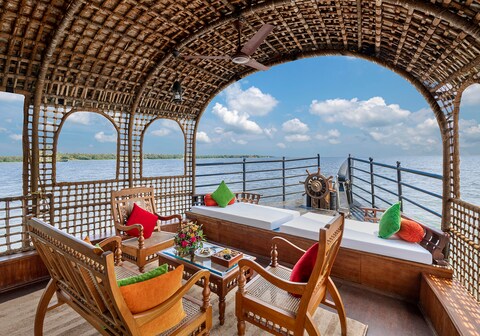 Kumarakom Lake Resort Houseboats