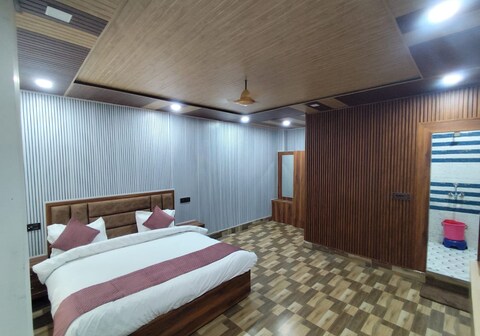 Shri Dauji Maharaj Hotel & Restaurant