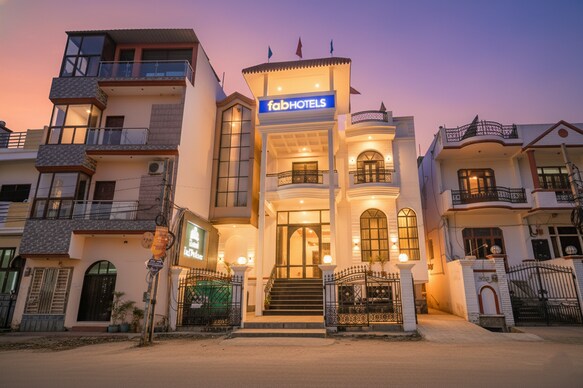 FabHotel Raj Palace