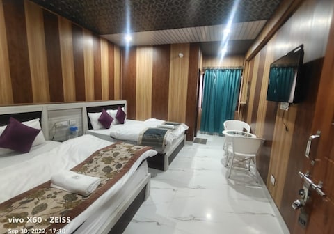 Vishnu Sarovar - 500 Mtrs from Temple