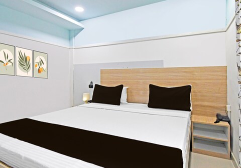 Super OYO 828011 Hotel Dharohar