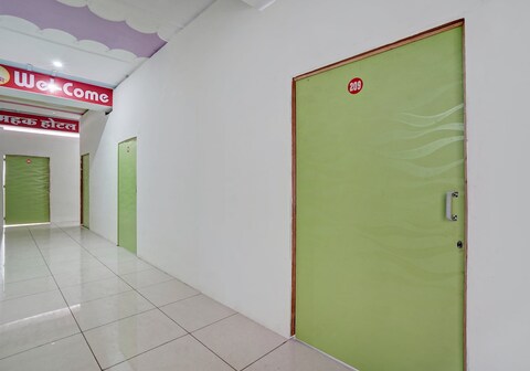 OYO 824576 Mahak Hotel