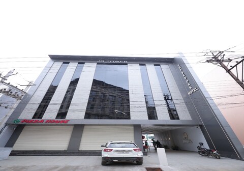 THE RED OAK HOTEL, Near AIIMS