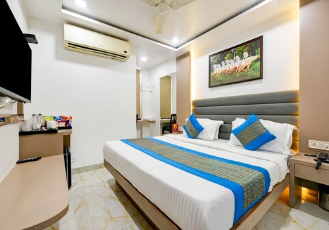 Bhartiya Guest House @ New Delhi Railway Station (2 minutes walk)