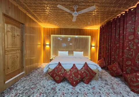 DreamStays- Entire 5BHK Homestay