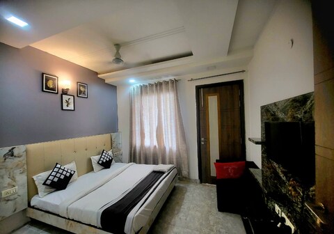 Hotel Season Grand Couple Friendly Nearest Pitampura Metro Station