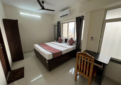 Pinaki Comfort Stay Malad Near Nesco and Oberoi Mall