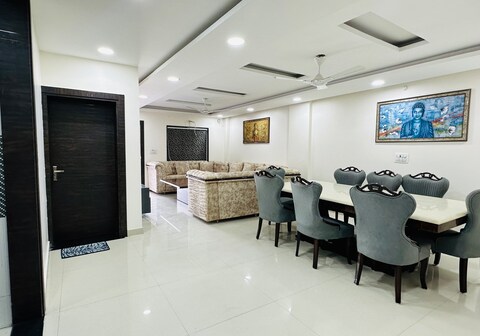 Spacious 5 BR penthouse with a view of ganga