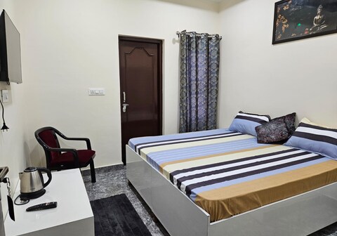 Tushar Guest House