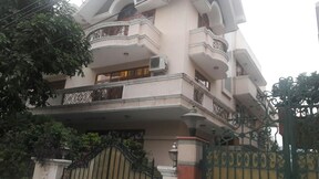 Madam Re, Delhi Madam Re, Delhi