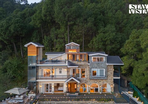 StayVista at Chestnut Manor w/ Sky Jacuzzi & Steam Room