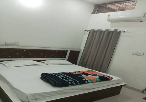 RADHARAMAN GUEST HOUSE