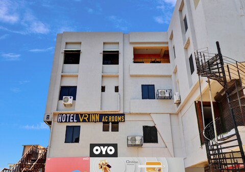 Hotel O VR INN Makar Pura Railway station