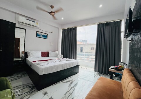 Hotel Vinayak Grand - 2 km from Kashi Vishwanath Temple