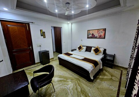 Hotel Ashiyana Elite near by golf course road