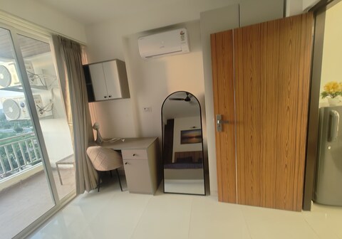 Palatial Dreams-Meraki Stays II Luxurious 1BHKs II 15mins from Airport