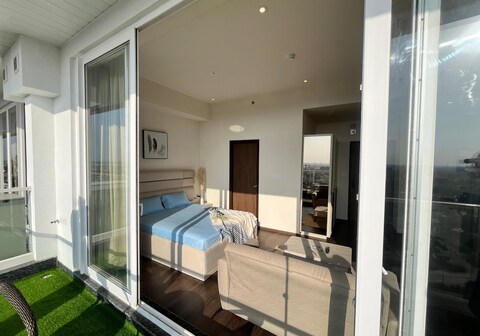 The HiveLine Suites Netflix Skyview