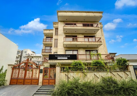 Super Townhouse Sector 47 Near Medanta