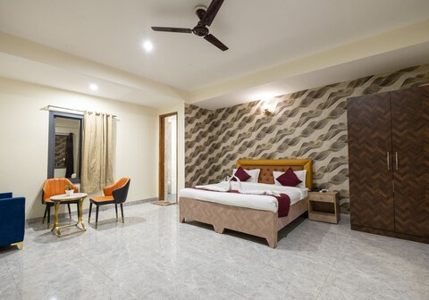 DIVINE HOTELS & BANQUETS