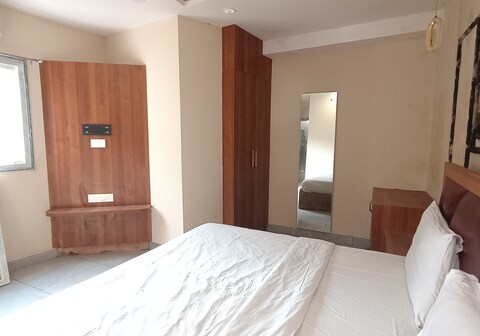 Qotel Signature Oasis Rajouri Garden