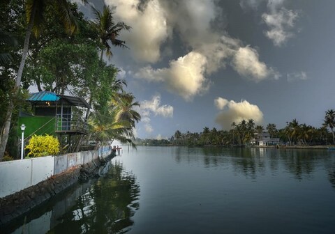 Home stay in vaduthala lake view