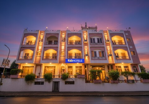 FabHotel Rajlaxmi Palace - Sindhi canmp bus stand,Ashok Vihar metro station