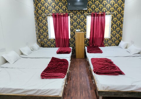 Eklavya Palace Yatri Grah