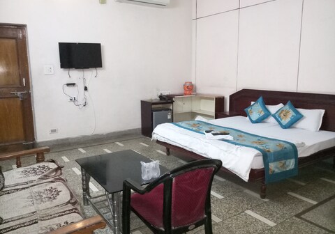 Hotel Green - 0.4km from Railway Station