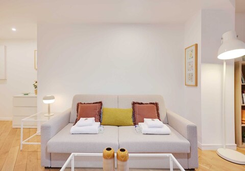 Bright, modern studio for 2P - La Defense