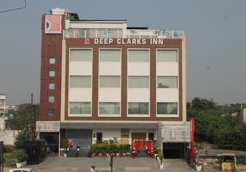 Hotel Deep Clarks Inn Lucknow
