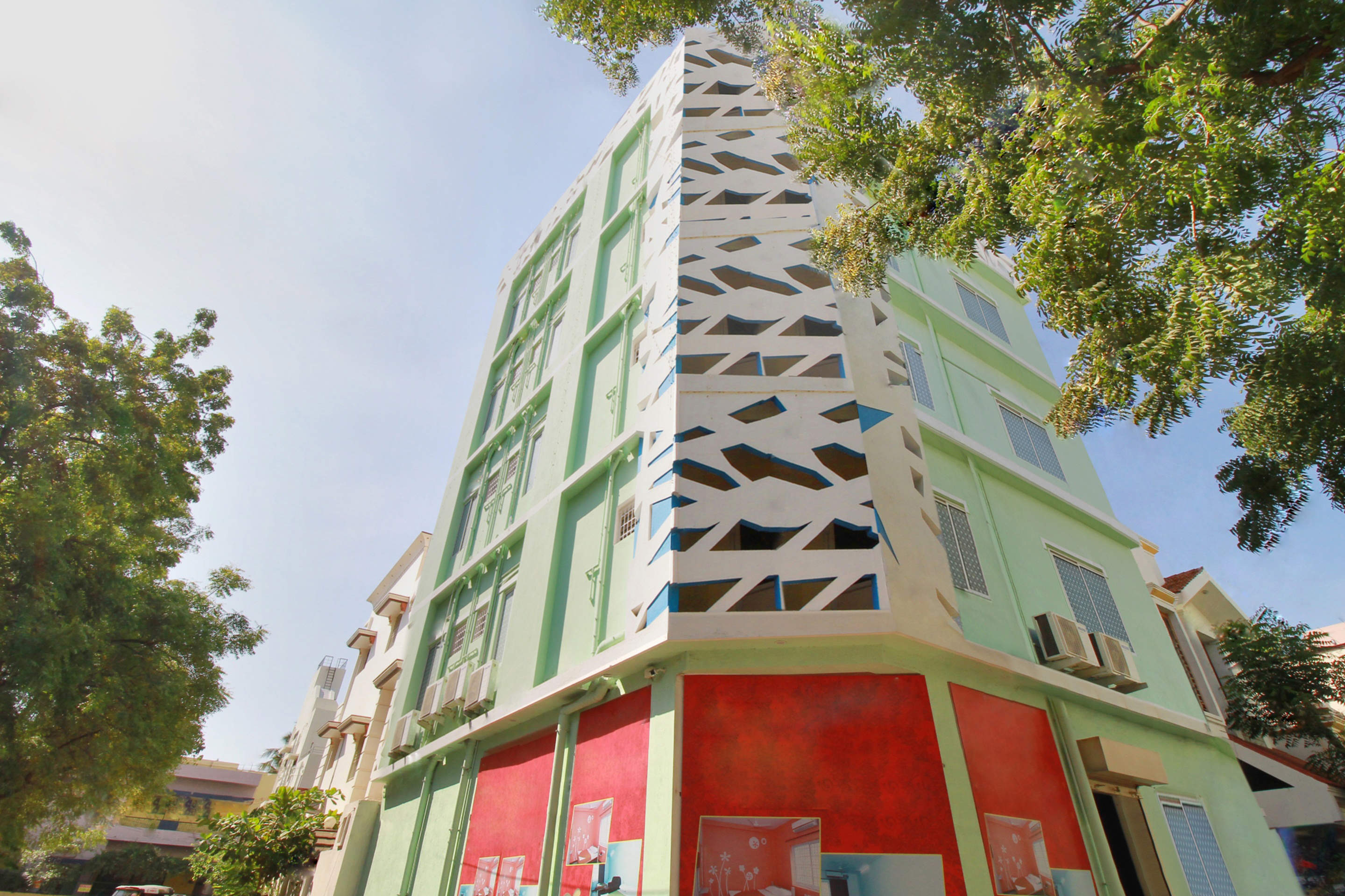 Meenakshi s Sunshine Hotel Madurai INR 440 OFF   2  0  0  0   Deal