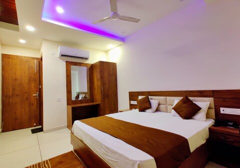 Hotel Divine Residency by AKC Hotels - 3 Kms from Har Ki Pauri