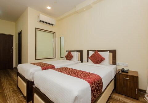 Hotel O Divine Residency Near Phoenix Marketcity