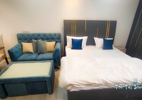 NE Best Home stay with Taj Studios Noida