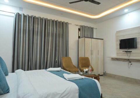 The Grand palace Hotel & Lawn