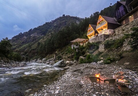 SaffronStays Tirthan Twins ( Aurora and Minerva )