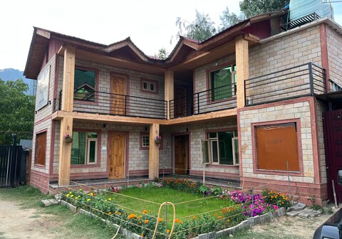 Birdsong 5BR Stay with Riverside by Homeyhuts