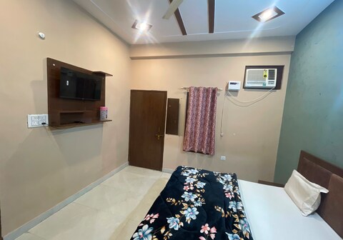 Hotel O S G Dham