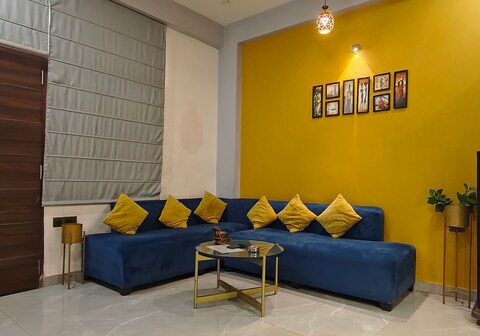 Golden House by Ven A Casa Homestays