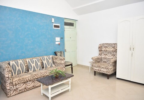 Casa Flore - 1 bhk studio apt, Candolim, beachwalk